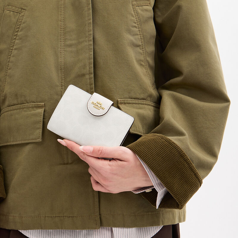 Medium Corner Zip Wallet In Signature Canvas, IM/WHITE/CHALK, hi-res image number 3